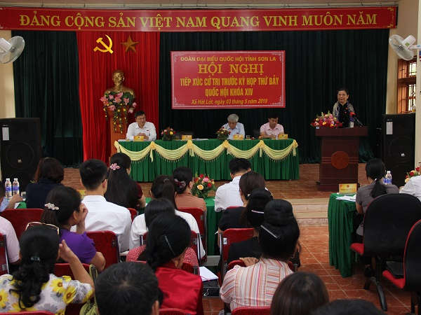 Quang cảnh buổi tiếp xúc cử tri