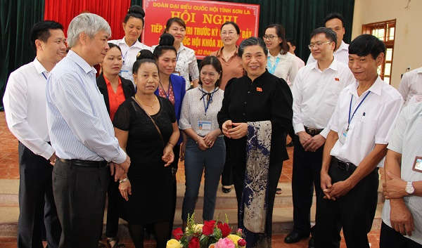Phó Chủ tịch Thường trực Quốc hội Tòng Thị Phóng và Đoàn đại biểu Quốc hội tỉnh trao đổi với cử tri xã Hát Lót.