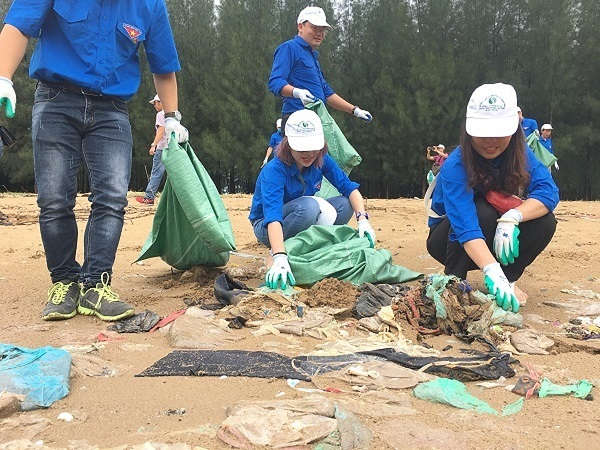 Sở TN&MT tỉnh Thanh Hóa phối hợp với Quỹ Bảo vệ Môi trường Việt Nam dọn dẹp sạch rác thải nhựa và túi nilon các xã ven biển Hậu Lộc