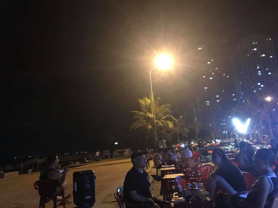 Nhiều cơ sở kinh doanh dùng loa “kẹo kéo” mở nhạc to suốt ngày đêm