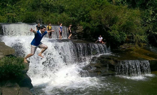 Du khách thích thú tắm Thác Ba Tầng ở bản Ná Xái, xã Hạnh Dịch đẹp nên thơ