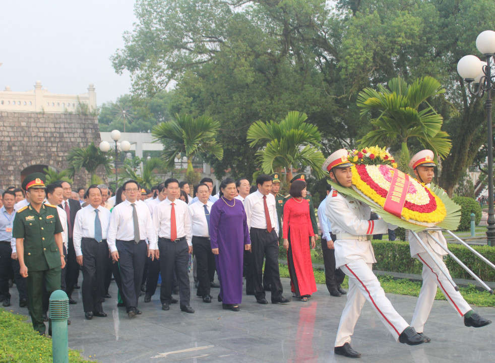 Đoàn đại biểu viếng các anh hùng liệt sĩ tại Nghĩa trang liệt sĩ A1.