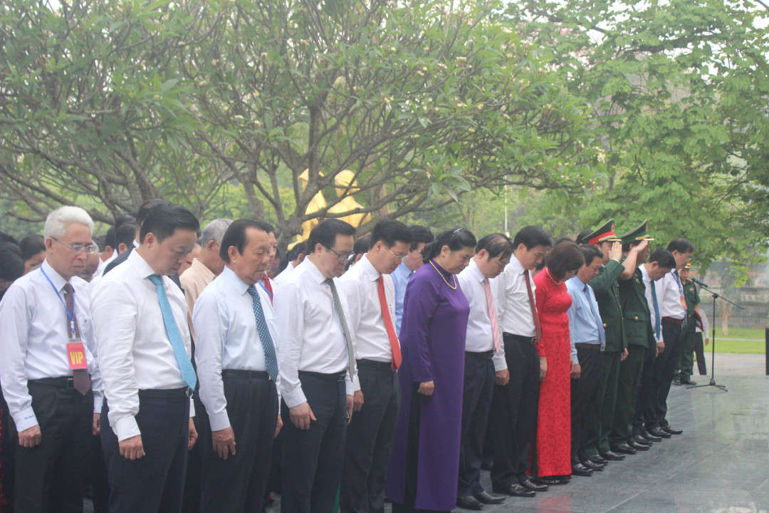 Lễ dâng hương được tổ chức thành kính, trang trọng.