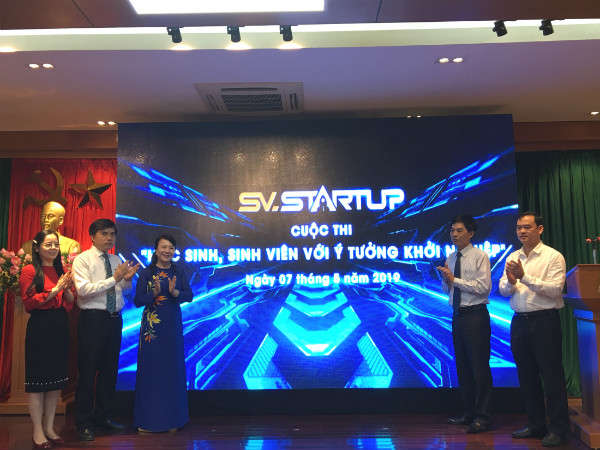 Các đại biểu thực hiện nghi lễ phát động SV.Starup - 2019