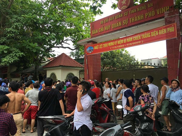 Các bậc phụ huynh nóng lòng đón con sau sự cố chập điện