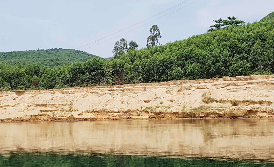 Sạt lở hai bên bờ sông Bồ do khai thác cát