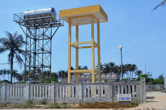 Nắng nóng kéo dài trong khi hệ thống lọc nước tại đảo Bé, huyện Lý Sơn liên tục gặp sự cố người dân ở đảo Bé thiếu nước ngọt để sinh hoạt hằng ngày