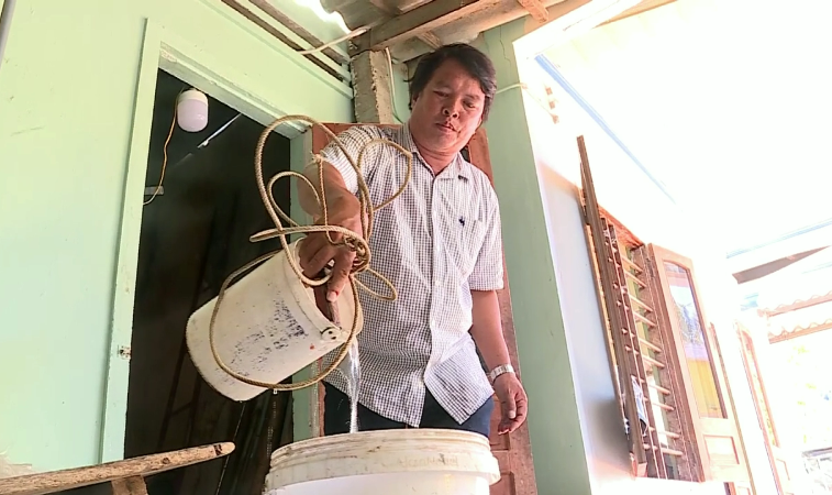 Người dân ở đây phải tiết kiệm đối đa vì giá nước ngọt hiện tại là rất cao, giá nước ngọt khi chuyển từ đảo Lớn qua giao động từ 220.000 đồng đến 260.000 đồng/khối”