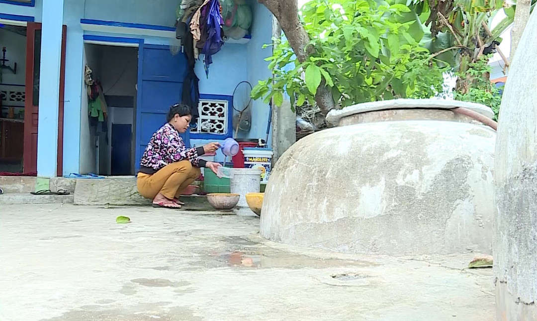 Thiếu nước ngọt để sinh hoạt hằng ngày, khiến cuộc sống của hàng trăm hộ dân nơi đây bị đảo lộn hoàn toàn trong những ngày nóng bức như thế này
