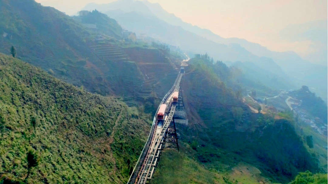 anh 6 tau hoa leo núi