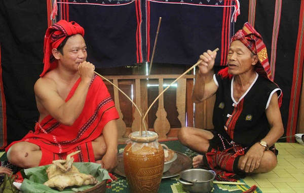 Trong 3 ngày sau lễ cưới nhà nam, cô dâu không được ra ngoài, chỉ ở xung quanh nhà để tránh người xấu chọc ghẹo, dèm pha