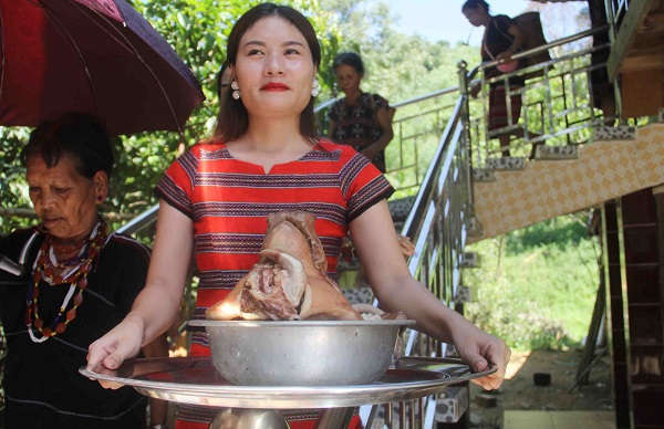 Khoảng một năm sau khi thực hiện lễ cưới tại nhà trai và nhà gái, nhà trai lại tổ chức nghi lễ Pâr đâyh a mânh
