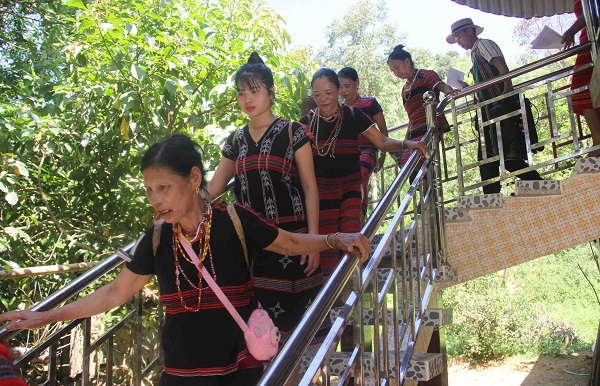 20 năm sau ngày cưới, đằng nhà trai thực hiện nghi lễ Pa nâyq plô (chấm dứt của hồi môn) cho nhà gái