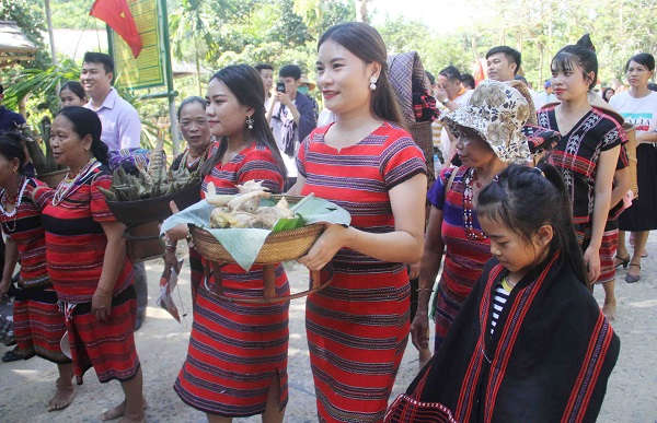 Sáng sớm, trước khi đưa con gái về nhà chồng, họ hàng nhà gái chuẩn bị những lễ vật cần thiết để tới đưa nhà trai. Trong lúc này, chủ nhà gái làm nghi lễ Pai a ngôh (lễ xuất gia) và báo cáo cho tổ tiên biết là cháu gái đi lấy chồng, mong tổ tiên phù hộ sức khỏe, hạnh phúc, may mắn