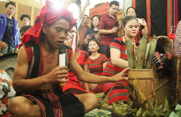 Khi hai họ đã vào nhà, hai bên gia đình bắt đầu tiến hành những nghi lễ dưới sự chỉ dẫn và chứng kiến của già làng, trưởng họ
