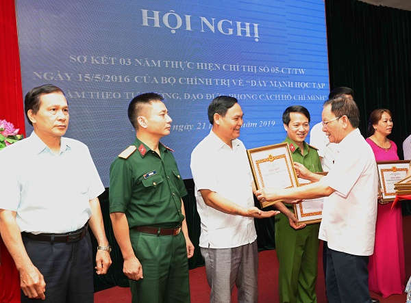 Bí thư Tỉnh ủy Sơn La Hoàng Văn Chất trao Bằng khen tặng các tập thể điển hình tiêu biểu trong học tập và làm theo tư tưởng, đạo đức, phong cách Hồ Chí Minh