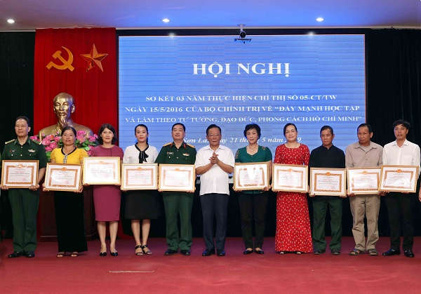 Bí thư Tỉnh ủy Sơn La Hoàng Văn Chất trao Bằng khen tặng các tập thể điển hình tiêu biểu trong học tập và làm theo tư tưởng, đạo đức, phong cách Hồ Chí Minh