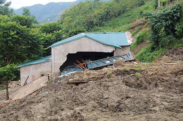 Hàng trăm ngôi nhà ở huyện Mường Lát ( Thanh Hóa) đã bị đất, đá vùi lấp