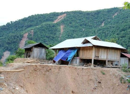 Những ngôi nhà ở xã Mường Típ (huyện Kỳ Sơn) nằm chênh vênh bên vách núi thuộc diện di dời khẩn cấp