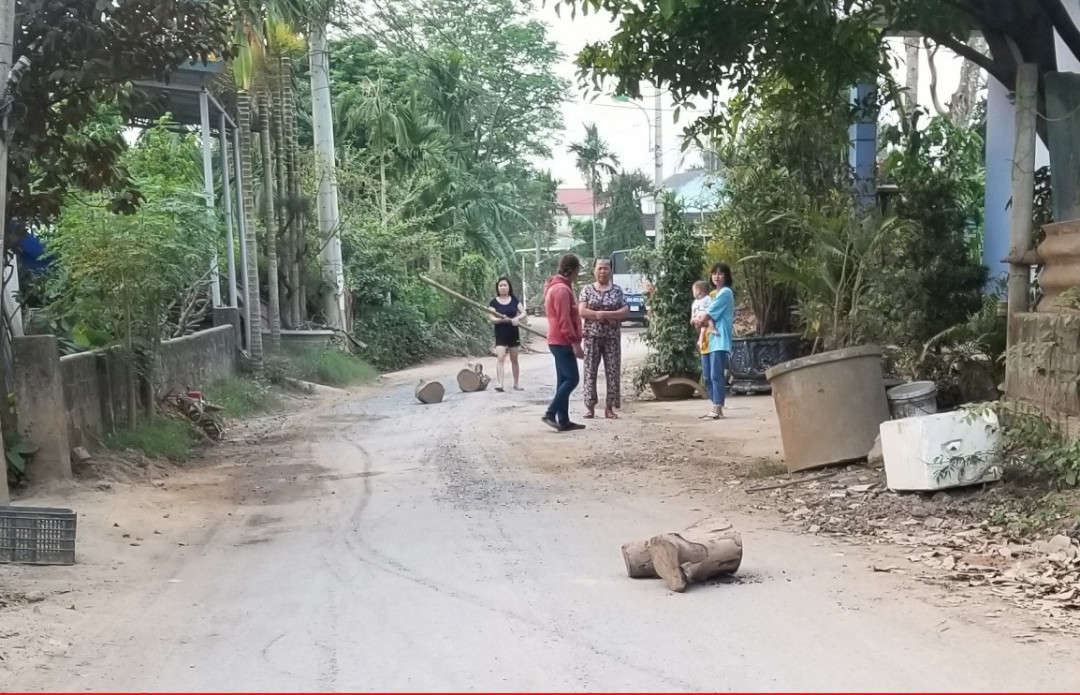 Người dân mang vật dụng ra để cản đường