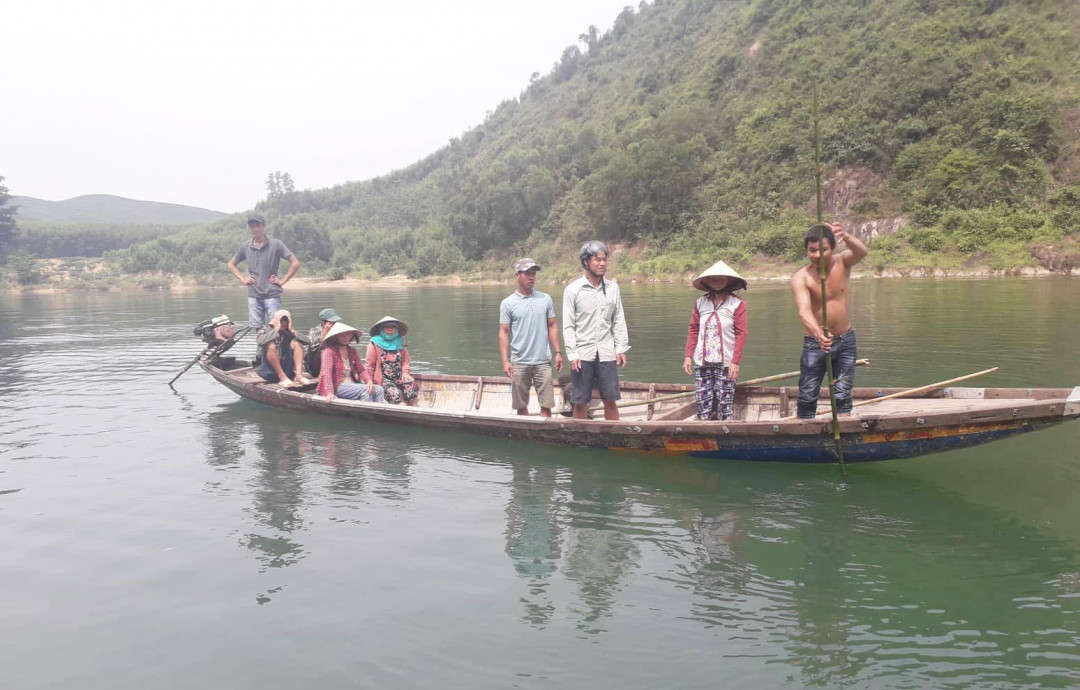 Nghi ngờ doanh nghiệp khai thác quá độ sâu, dân đã dùng sào tre dài để đo xuống lòng sông tại khu vực mỏ