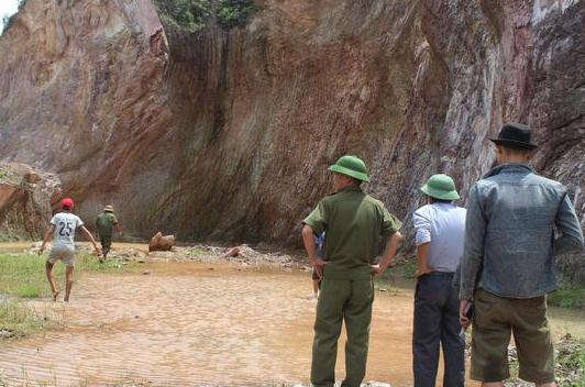 Người dân và chính quyền xã Hưng Thắng đến vớt nạn nhân lên nhưng đã tử vong