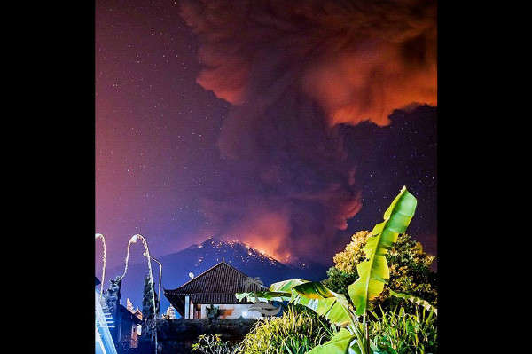 Khói dày phun ra từ dung nham khi núi lửa Agung phun trào ở Karangasem Regency, Bali, Indonesia vào ngày 24/5/2019. Ảnh: Wayan Kartika