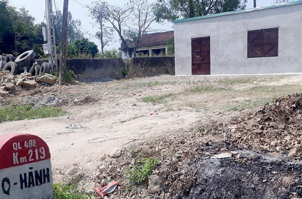 Một số hộ dân ở xóm 8 và 9, xã Nghi Phương (huyện Nghi Lộc) nơi đường cao tốc Bắc – Nam sẽ đi qua đang bị người dân xây nhiều công trình mới để chờ đền bù