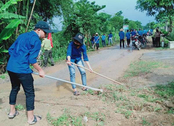 Thanh niên huyện Vũ Quang tích cực tham gia công tác vệ sinh môi trường