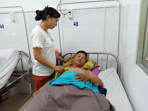 Anh Khuê được chị Thu tận tình chăm sóc bên giường bệnh