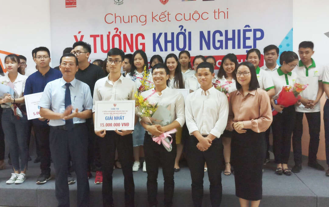 Trao giải Nhất cho nhóm dự thi