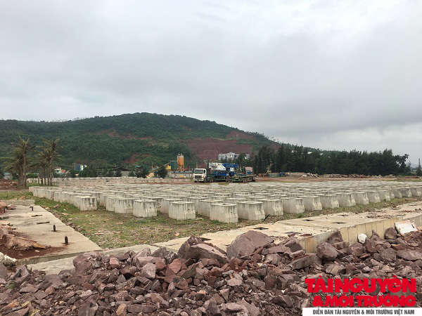 Cấu kiện bê tông vẫn “án binh bất động” trên diện tích đất lấn chiếm.