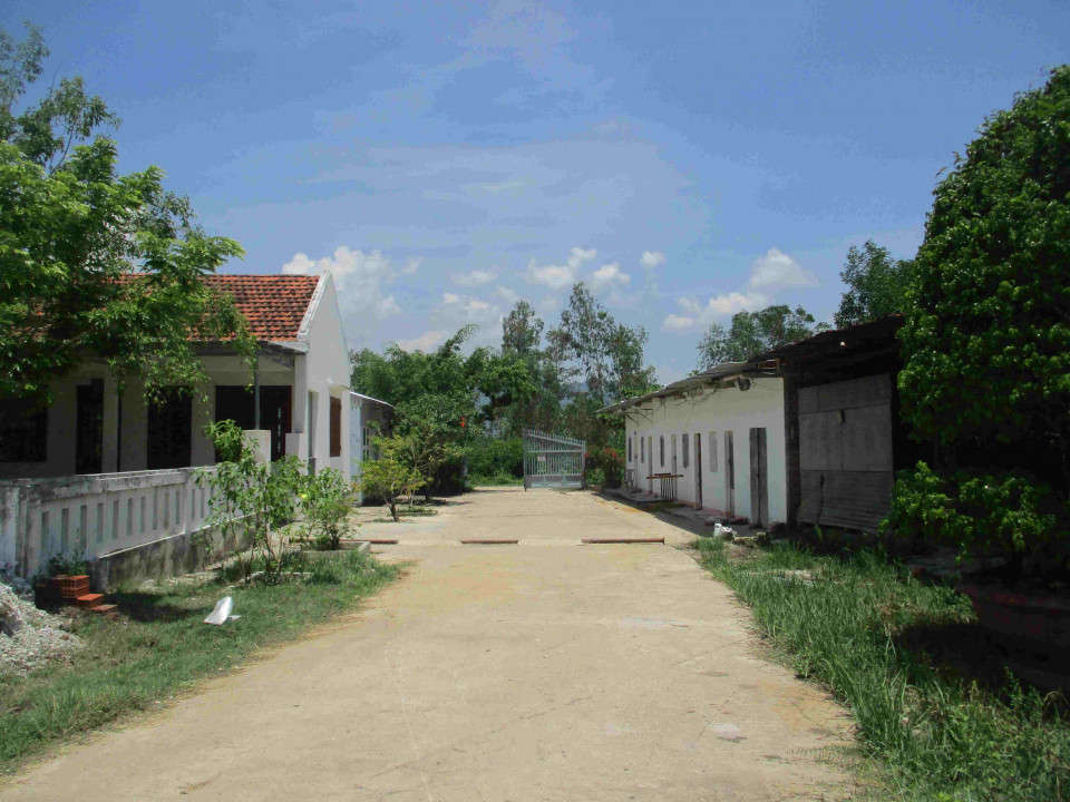 Phòng làm việc, khu tập thể cho công nhân ở, phòng bảo vệ đóng cửa, xuống cấp nghiêm trọng