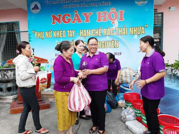 2. Các hội viên đổi rác lấy chai đựng nước thủy tinh để sử dụng thay cho chai nhựa