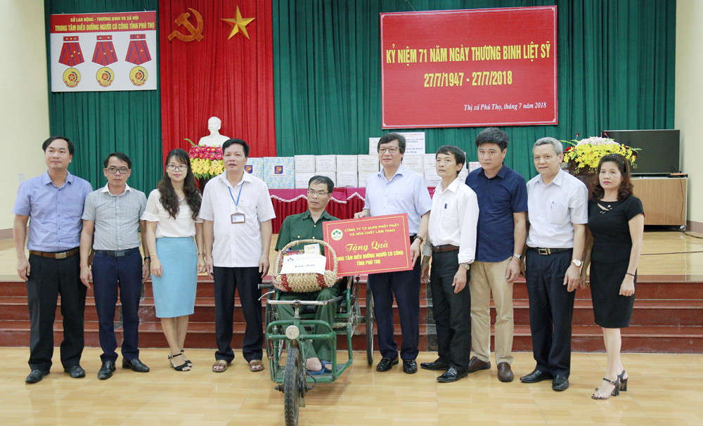 tang qua cho cac thuong benh binh