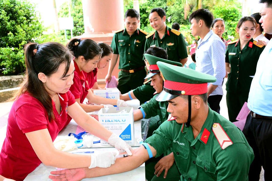 Một số hình ảnh về hoạt động tình nguyện hiến máu ở Binh đoàn 15 (2)