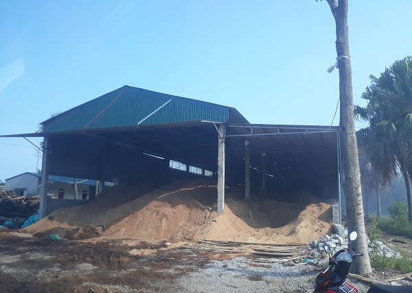 Một phần diện tích thuê vào mục đích sản xuất nông nghiệp lại xây dựng làm kho chứa mùn cưa.