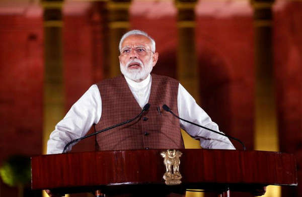 Thủ tướng Ấn Độ Narendra Modi trao đổi với giới truyền thông sau cuộc gặp với Tổng thống nước này, Ram Nath Kovind để tuyên bố thành lập chính phủ mới tại Dinh Tổng thống ở New Delhi, Ấn Độ vào ngày 25/5/2019. Ảnh: Reuters/ Altaf Hussain