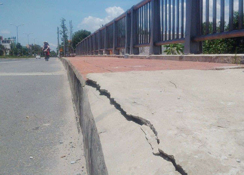 Cầu Quán Rớ cũng nứt nẻ