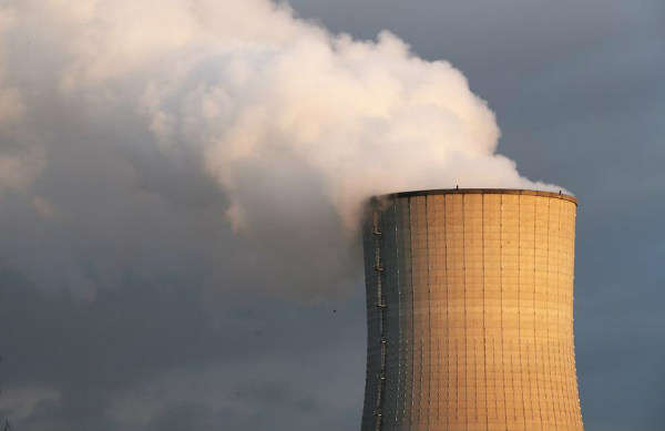 Khói bay ra từ ống khói tại nhà máy điện tuabin khí chu trình hỗn hợp ở Drogenbos, gần Brussels, Bỉ vào ngày 30/1/2019. Ảnh: Reuters / Yves Herman