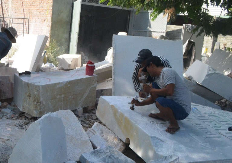 Diện tích mỗi cơ sở tại làng nghề đá Non Nước quá hẹp, không thể xử lý được vấn đề bụi và nước thải ô nhiễm môi trường