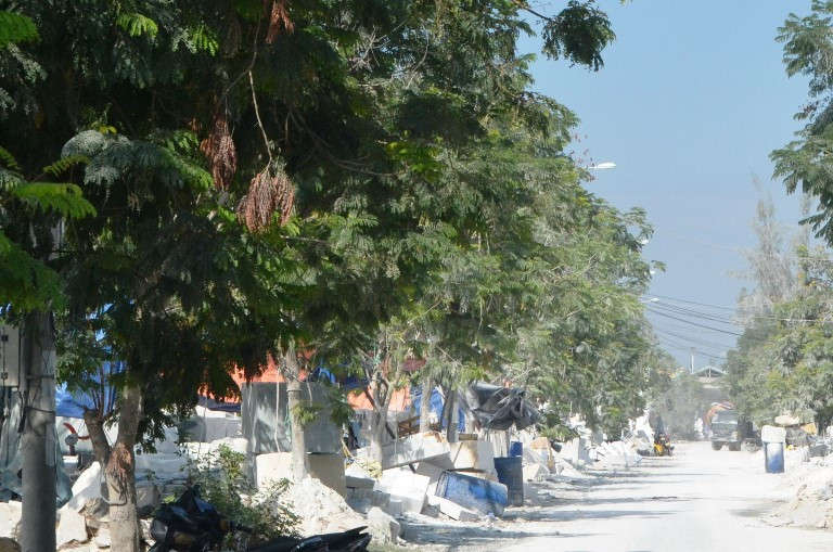 Đá nguyên vật liệu, đá phế thải, bụi, nước thải tràn ngập khắp các tuyến đường làng nghề đá Non Nước