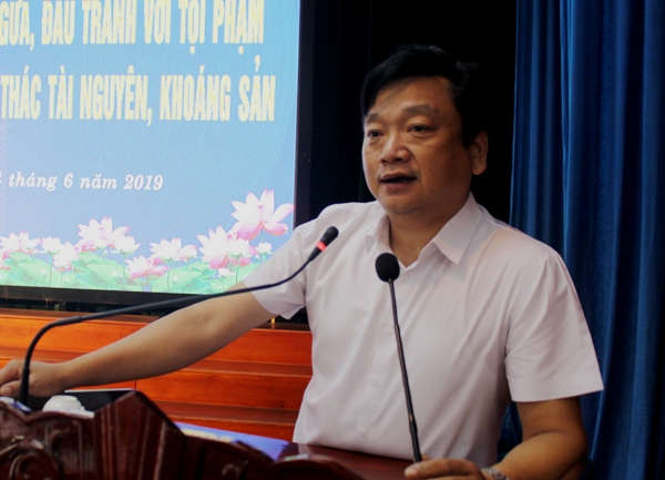 Ông Hồ Huy Thành- Giám đốc Sở TN&MT Hà Tĩnh có ý kiến với mỏ đã khai thác hết khối lượng được chấp thuận, nhưng ở vị trí khai thác mỏ vẫn còn trữ lượng. Quan điểm riêng của ngành thì cho dừng, không gia hạn đối với những trường hợp này