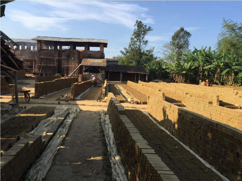 Các lò gạch thủ công hoạt động được đến thời điểm hiện nay là do sự quản lý lỏng lẻo của chính quyền địa phương và thiếu kiên quyết, cứng rắn trong việc xử lý và thực hiện