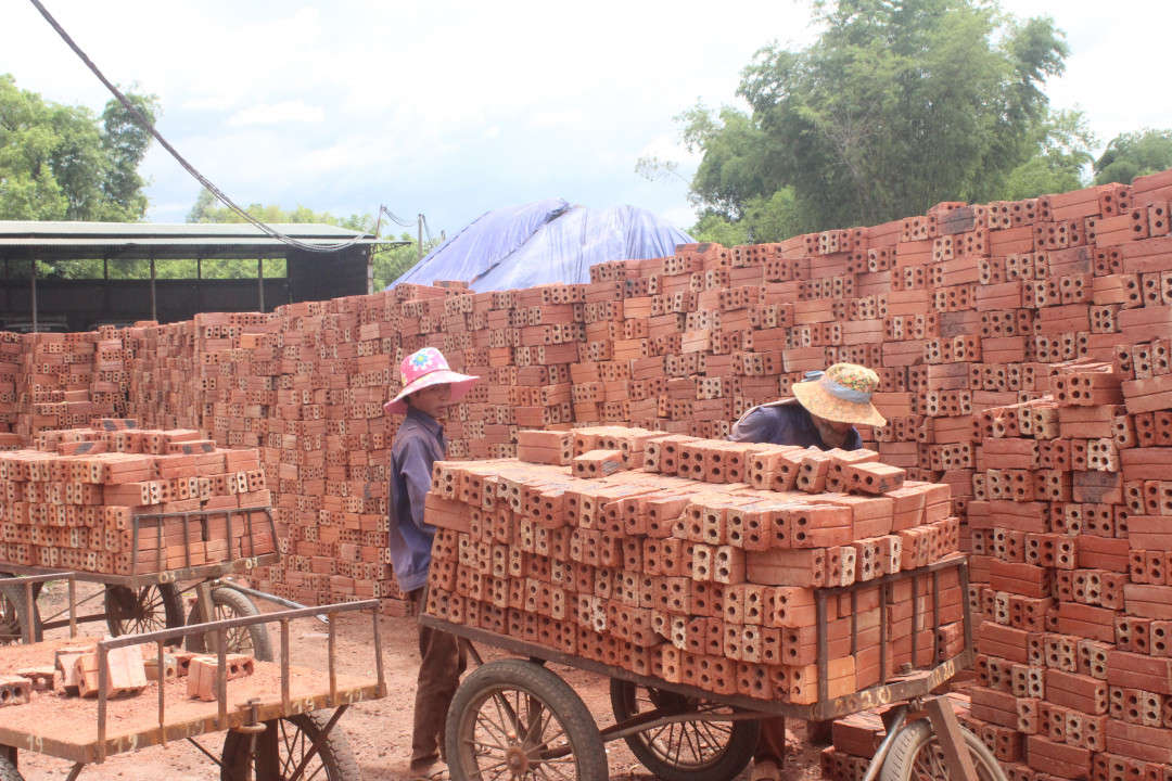 Cơ sở sản xuất gạch đất sét nung tại xã Thanh Xương, huyện Điện Biên.
