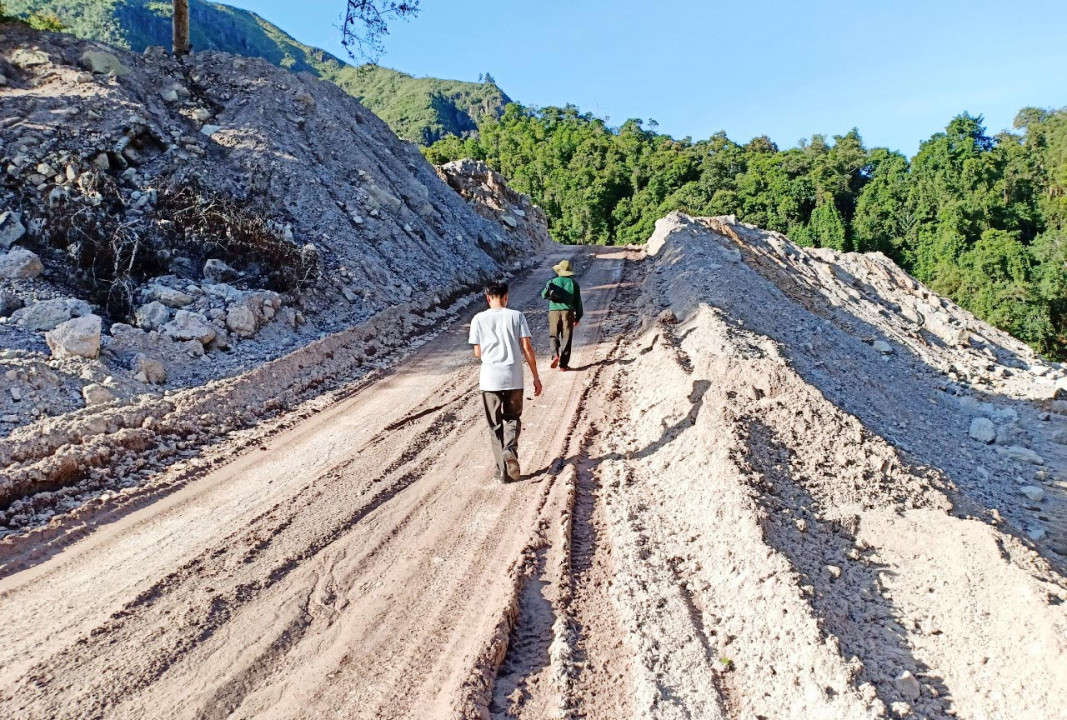 Các đối tượng mở đường giữa suối để vào khai thác cát lậu