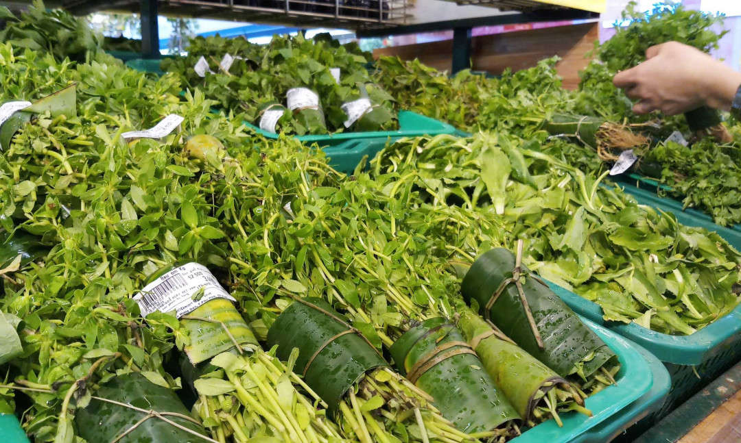 Thực phẩm được gói trong lá chuối tại Co.opMart Huế