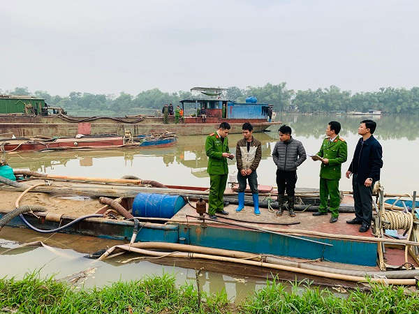 Ba tàu khai thác cát trái phép với khối lượng lớn tại xã Hoằng Phượng, huyện Hoằng Hóa
