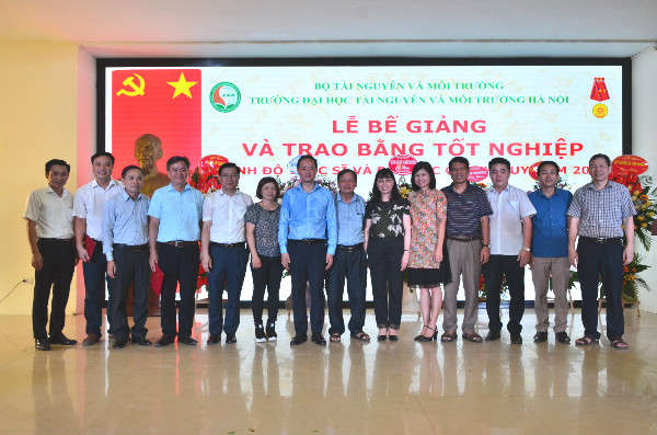 Các đại biểu chụp ảnh lưu niệm