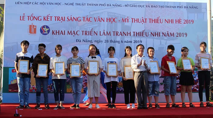 1. Trao giải thưởng cho các em đạt giải trong Trại sáng tác Văn học - Mỹ thuật thiếu nhi hè 2019
